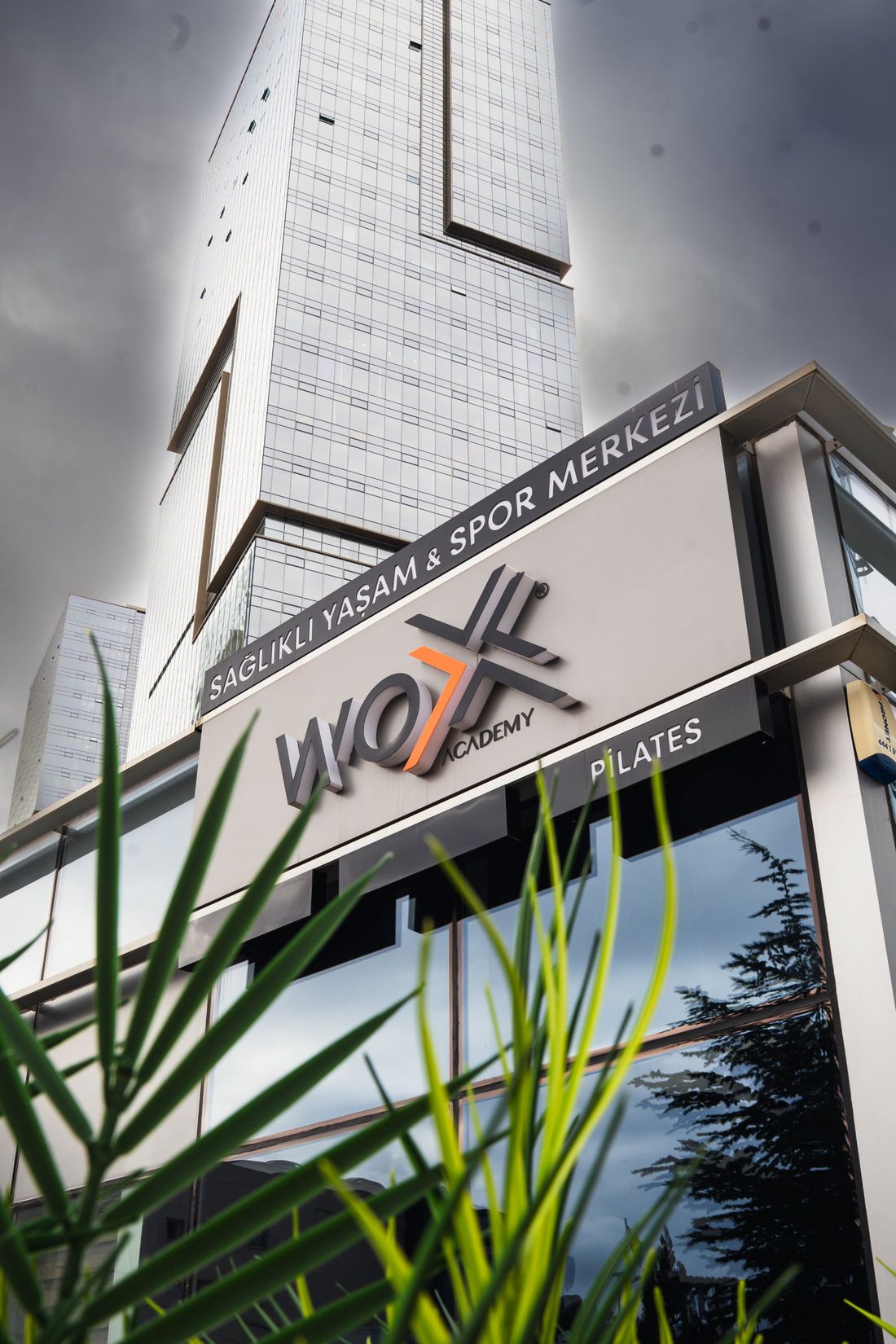 The Paragon Tower önündeki WOX Academy pilates salonunun cephesi